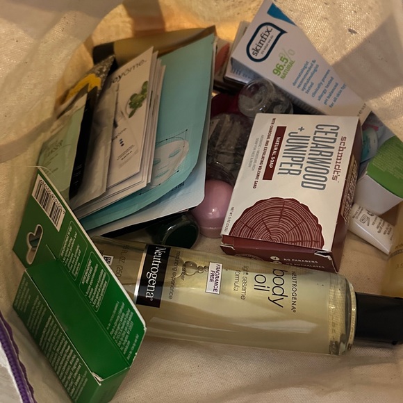NEW! Bundle 45+ skincare items - full size & samples. Masks, cleansers, lotions - Picture 17 of 17